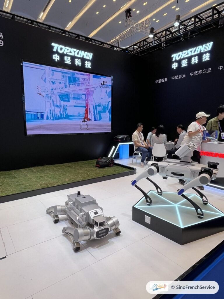 Robots à la Foire de Canton : ce que nous avons vu en 2026 5 Chiens robots sur un stand de la Foire de Canton, avril 2026