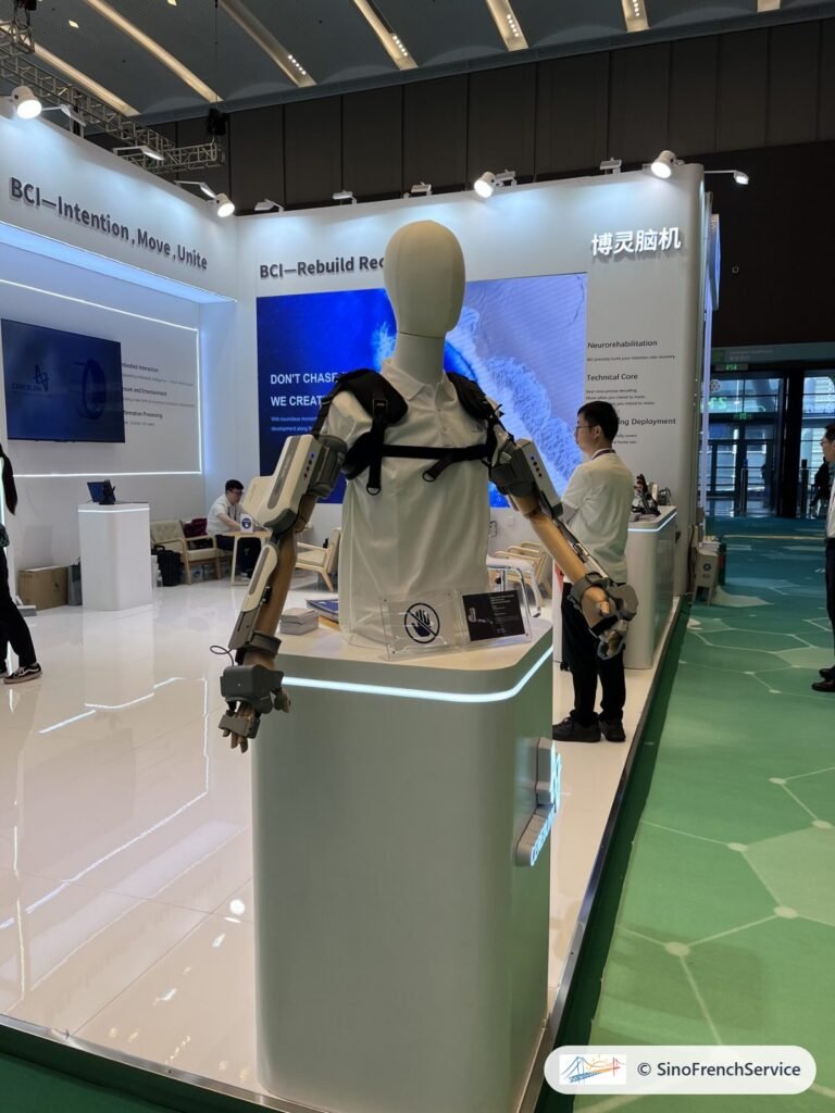 Robots à la Foire de Canton : ce que nous avons vu en 2026 8 Exosquelette des bras piloté par interface cerveau-machine, Foire de Canton