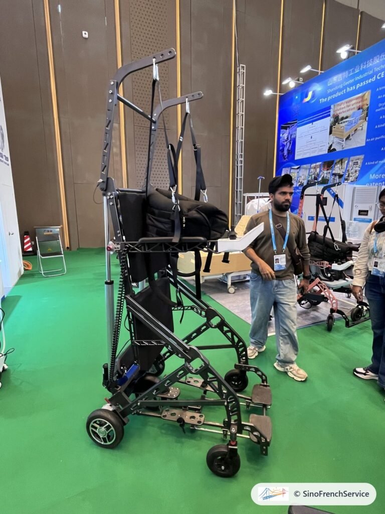 Robots à la Foire de Canton : ce que nous avons vu en 2026 11 Fauteuil verticalisateur exposé à la Foire de Canton