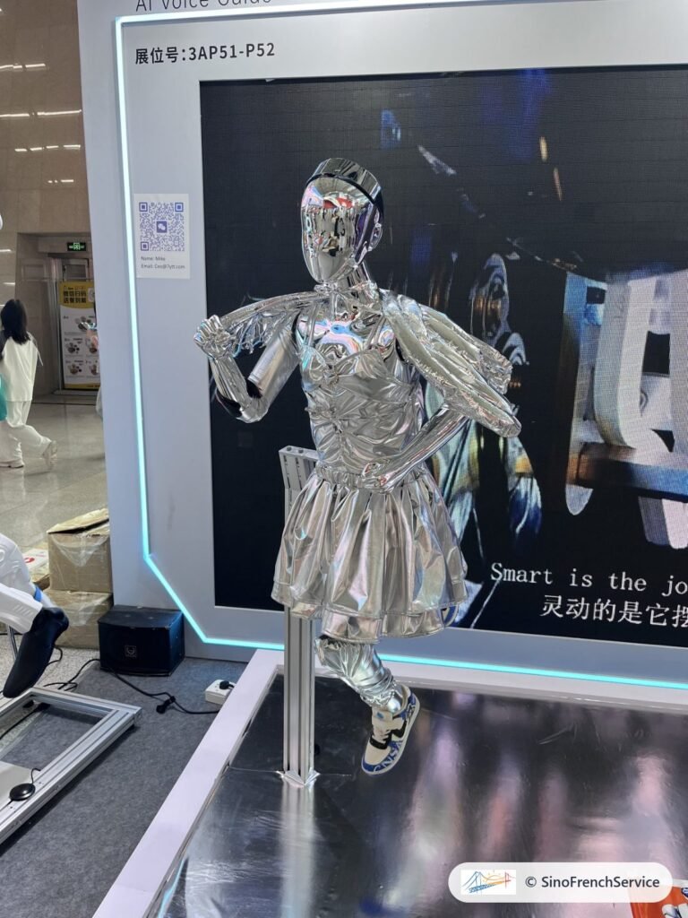 Robots à la Foire de Canton : ce que nous avons vu en 2026 4 Mannequin robot argenté, Foire de Canton