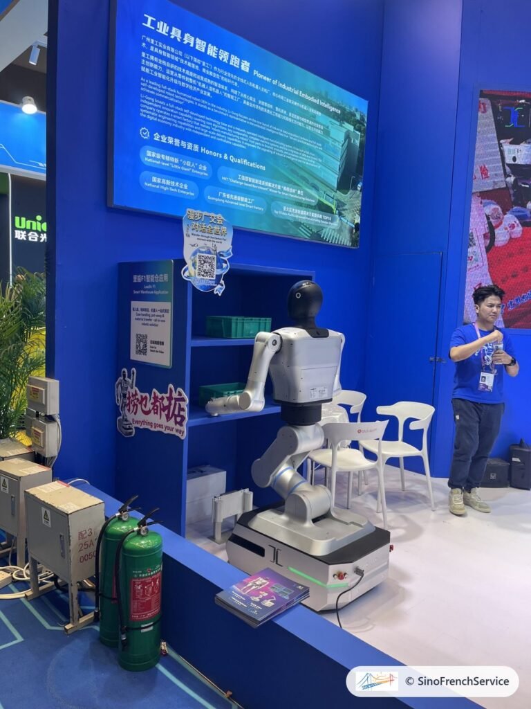 Robots à la Foire de Canton : ce que nous avons vu en 2026 7 Robot humanoïde sur un stand de la Foire de Canton, avril 2026