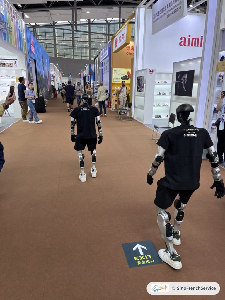 Accueil — Vos repères pour acheter en Chine 3 Robots humanoïdes dans une allée de la Foire de Canton