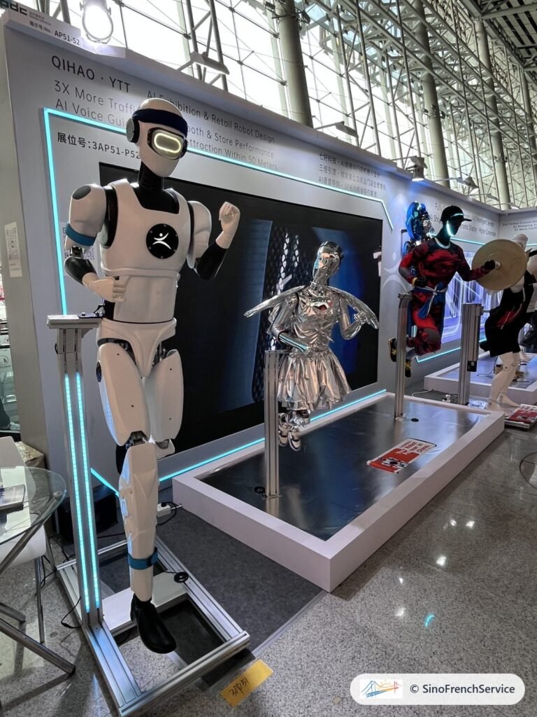 Robots à la Foire de Canton : ce que nous avons vu en 2026 2 Robot humanoïde et mannequins robots sur un stand de la Foire de Canton
