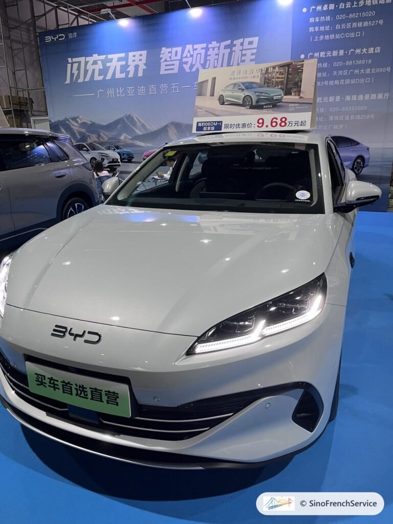 Logo BYD sur le capot d’une berline électrique