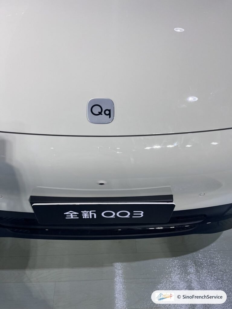 Logo Qq sur le capot d’une Chery QQ3