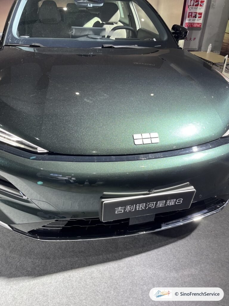 Logo Geely Galaxy sur un SUV