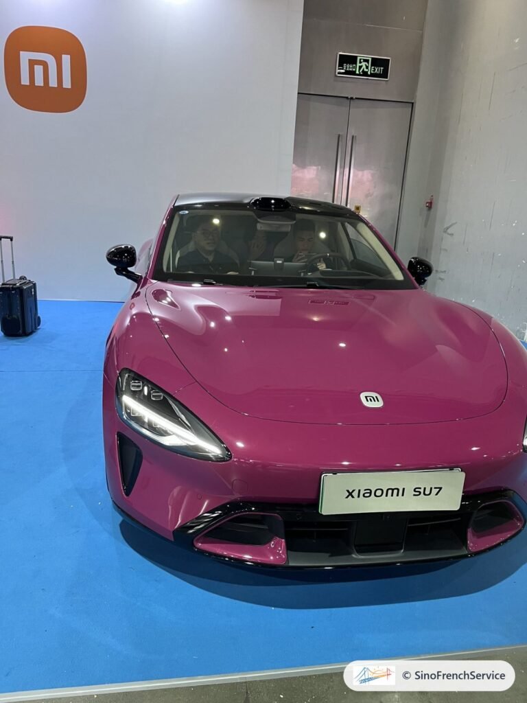 Xiaomi SU7 rose et logo Xiaomi