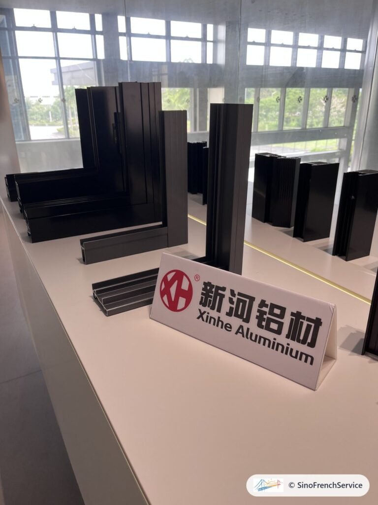 Foire de Canton phase 2 : le plan des halls d’avril 2026, un repère pour l’automne 1 Profilés aluminium noirs dans le showroom d’un fabricant de la région de Canton, avril 2026